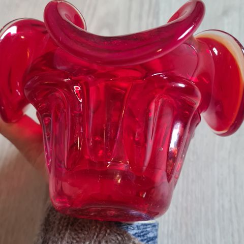 Vintage rubinrød vase.