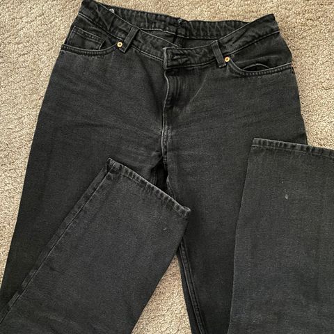 Gråsvart low waist jeans fra Monki str 29/32