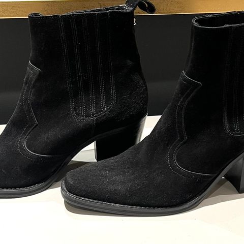 Kule svarte boots i semsket skinn str. 39