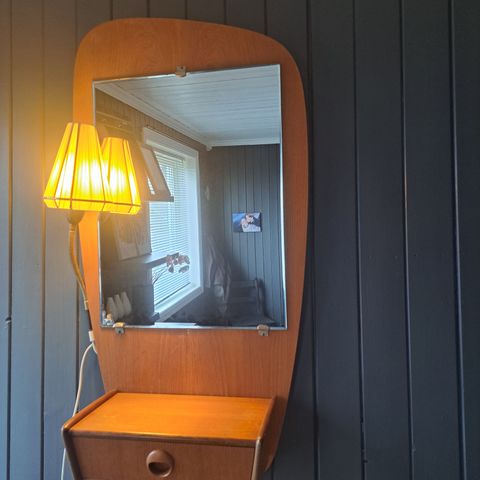 Teak med speil og lampe fra Talgø