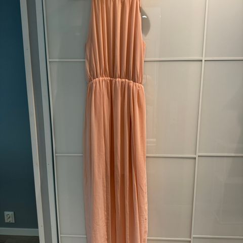 lang sommer kjole fra Bikbok