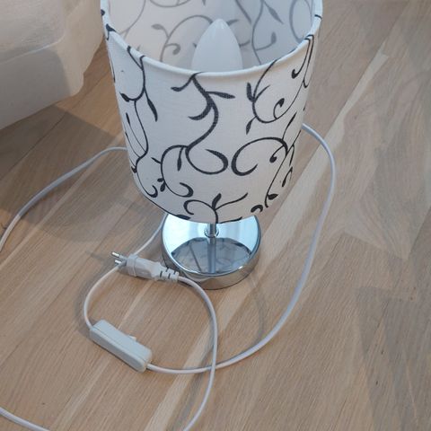 Nattbordlampe hvit