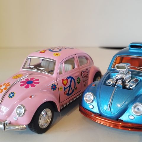 Volkswagen Beetle.  To metall modeller. Skala 1/32.