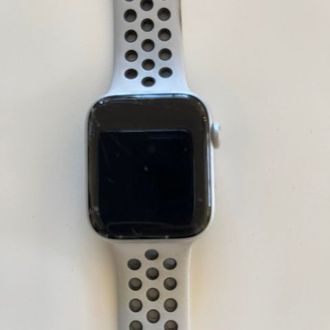 Apple Watch series 4 GPS+Cell selges (knust glass)