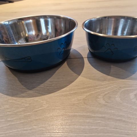 Matskåler hund 2 stk, blå med motiv, en liten og en stor, fra ozami