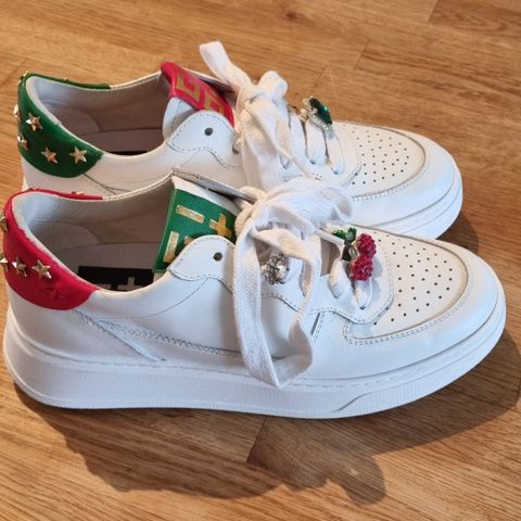 Hvite GIO+ sneakers med grønne/røde detaljer og charms