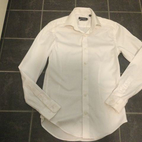 Hvit skjorte til gutt/herre, str XS, slim fit
