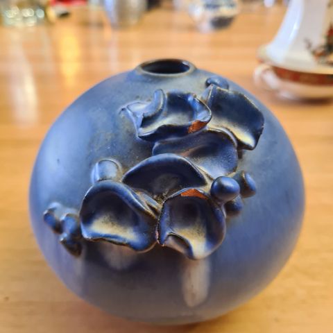 Blå keramikkvase