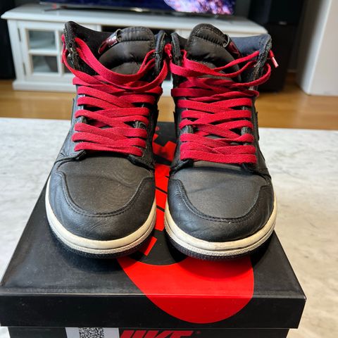 Air Jordan 1 Retro High OG størrelse 41 selges for 600kr