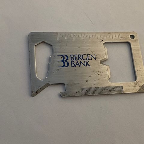 Vintage opptrekker/flaskeåpner merket Bergen bank