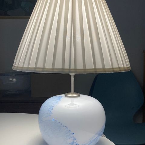 Holmegaard Jasmin lille bordlampe blå og hvit glass *RESERVERT