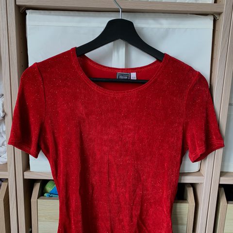 Rød glittrende t-skjorte