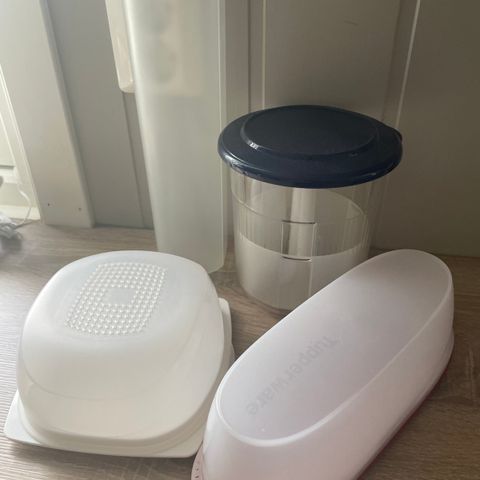 Tupperware selges samlet 150kr