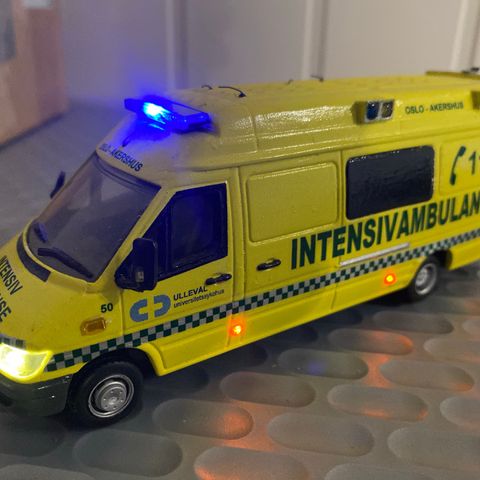 Code 3 Mercedes-Benz Sprinter Intensivambulanse med lys og lyd i skala 1:43