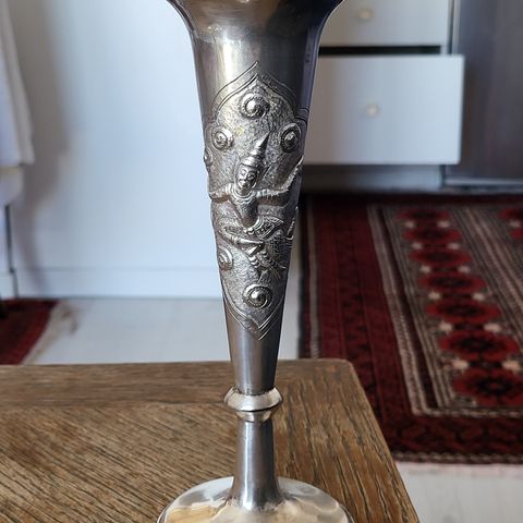 Solid, orientalske sølv trompet vase