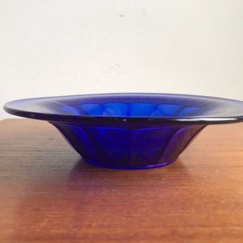 Fin koboltblå vintage pressglass skål