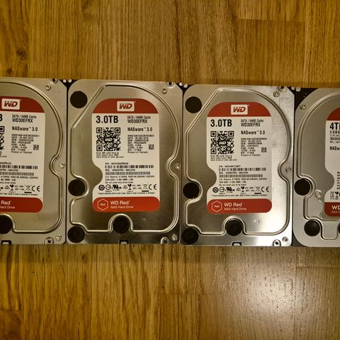 4x WD RED harddisker. 3xTB og 1x4TB