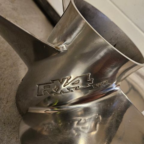 Propell RX 4 fra Evinrude.  15 x 22