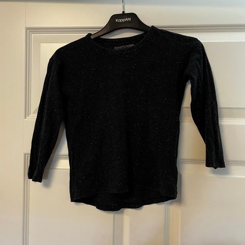 Praktisk svart genser, strl 5-6år