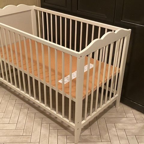 Baby/Toddler bed + mattress (babyseng og madrass)