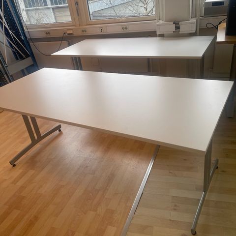 2 stk  hvite skrivebord/møtebord