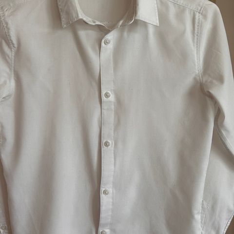 Hvit skjorte str. 152