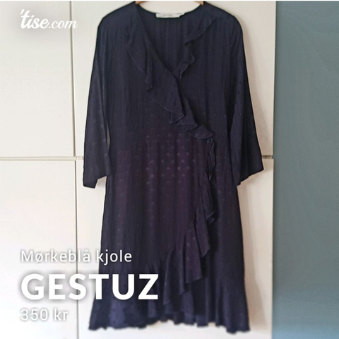 Mørkeblå kjole fra Gestuz, jacquard prikkete silkeaktig stoff