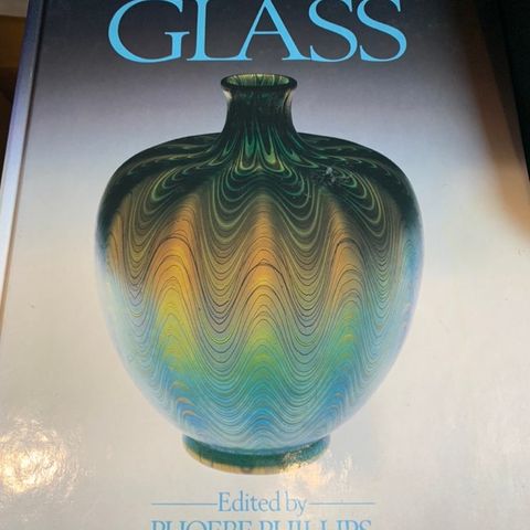 The Encyclopedia of Glass edited by Phoebe Philips til salgs.
