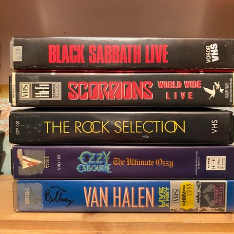 5 stk VHS  med heavy rock selges samlet 200,-