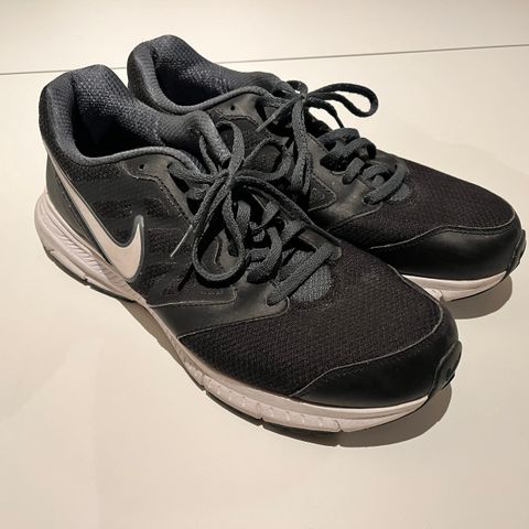 Nike Downshifter 6 svarte løpesko str 45