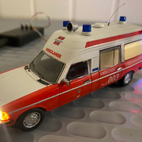 Code 3 Mercedes-Benz ambulanse med lys i skala 1:43