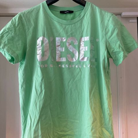 Diesel t-shirt, grønn m/sølv folie print str M