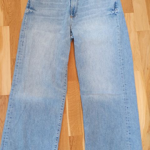 Jeans fra Zara selges