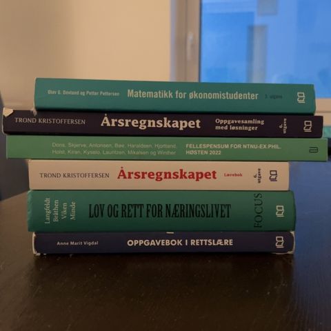 Diverse bøker for Økonomi og administrasjon 1. og 2. semester