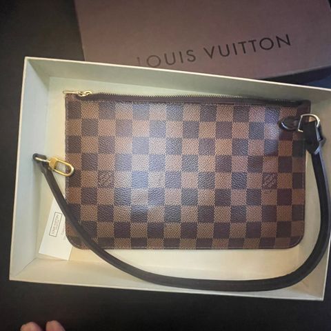 Neverfull pochette,inkludert esken! Må hentes 🙂