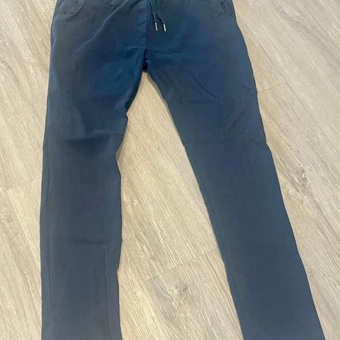 Levis bukse med vidde i ben str 32 og Pepper bukse str Xl.