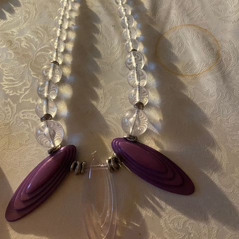 Flott designer perlekjede / blanke  perler med lilla pynt   ( lekkert )