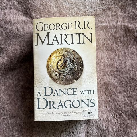 A Dance With Dragons av George R. R. Marin (engelsk)