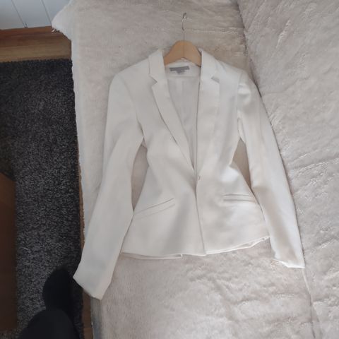 Nydelig  Hvit dress jakke til kvinne i kvalitets matriale.ny