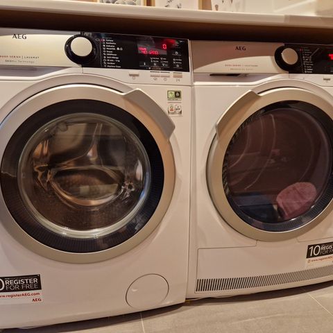 AEG vaskemaskin og tørketrommel fra 2018. Samlet for 7000,-