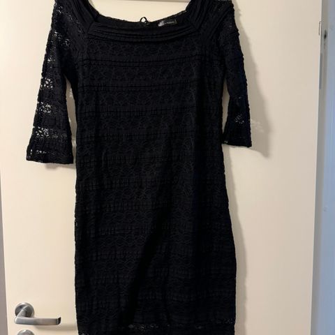 Svart kjole til salgs størrelse 40/42