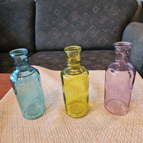 3 Vintage glassflasker, rosa, blå, gul