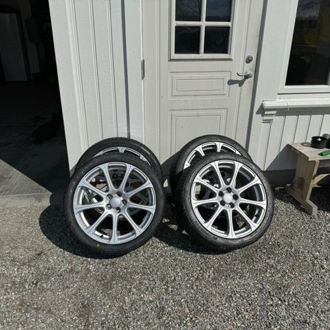 Toyota felger med nye dekk 18” 5x100