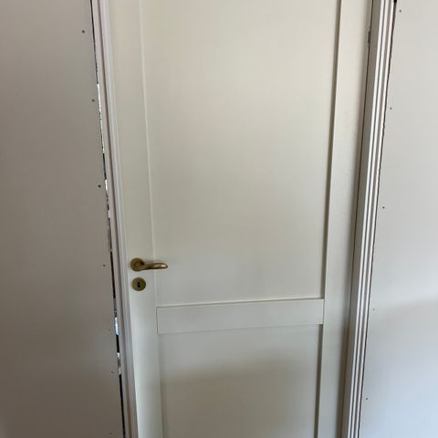 5 stk dørblad m/ håndtak av størrelse 90 x 210 og 80 x 210