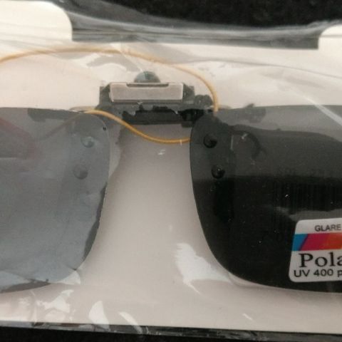 2. Par Polaroide Solbriller, "Klips"-Type, Selges Kr. 100,- for begge.