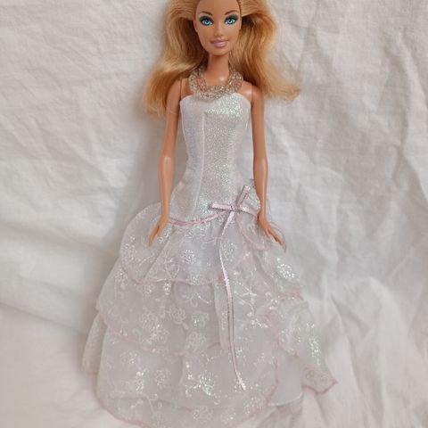 Barbie dukke med brudekjole