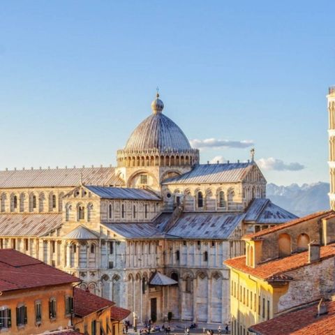 Flybilletter tur/retur Pisa, Italia