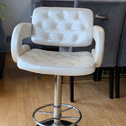 Fin og Komføtable frisør/kontor hvit stol