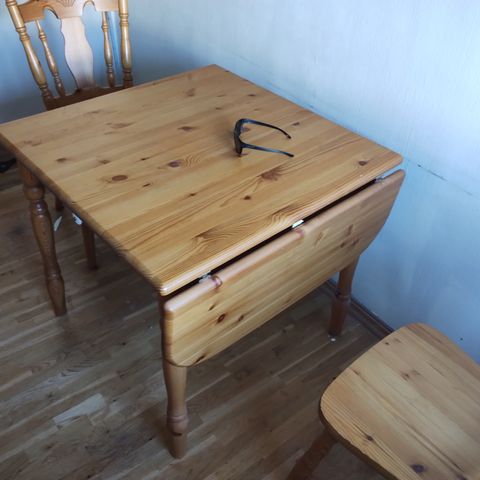 Sandvik kjøkkenbord/ to stoler