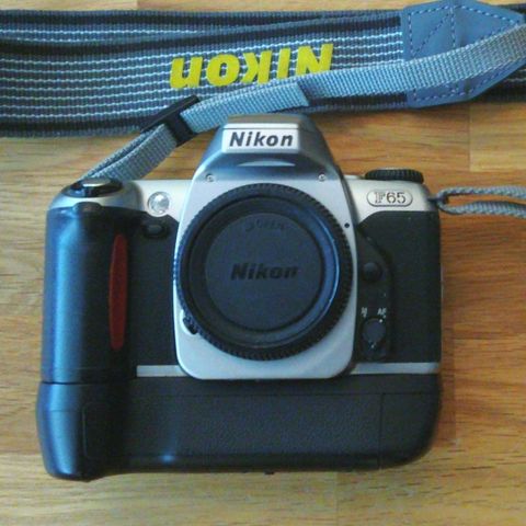 Nikon F65 kamerahus m/MB-17 batteriholder
